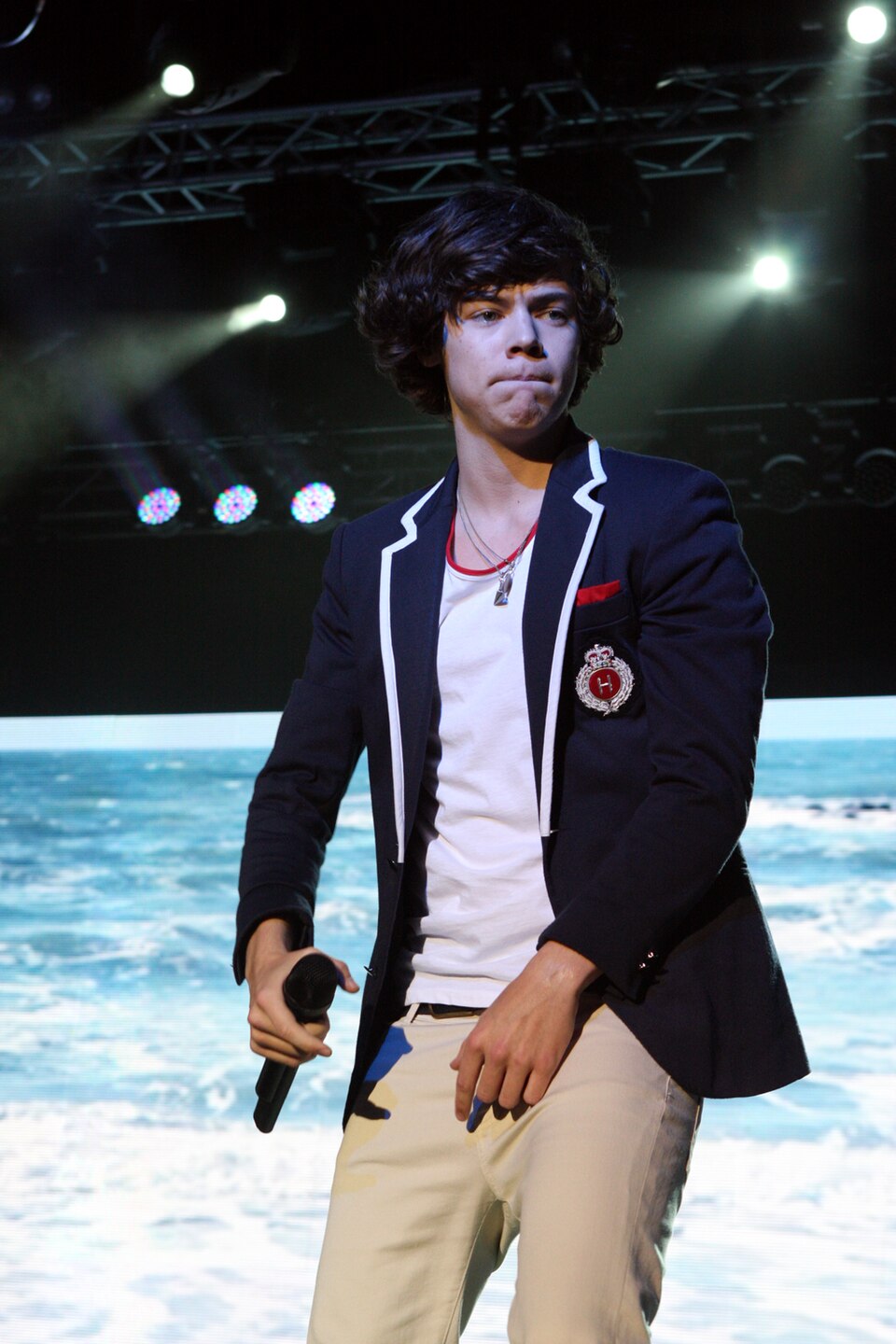Harry Styles performing concert