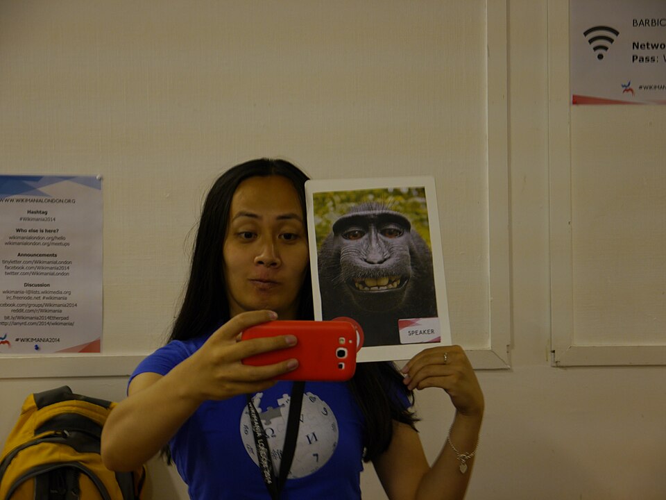 Katie Chan taking selfie at Wikimania 2014