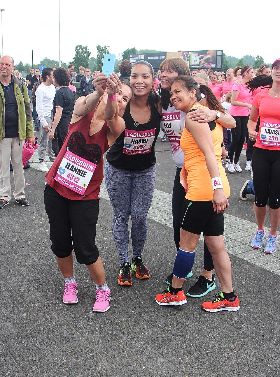 Women taking selfie at Ladiesrun 2015